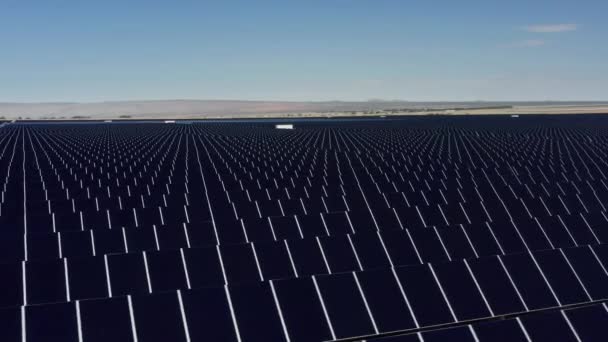 Vue panoramique aérienne de la ferme d'énergie solaire dans la nature désertique par temps ensoleillé, 4K — Video