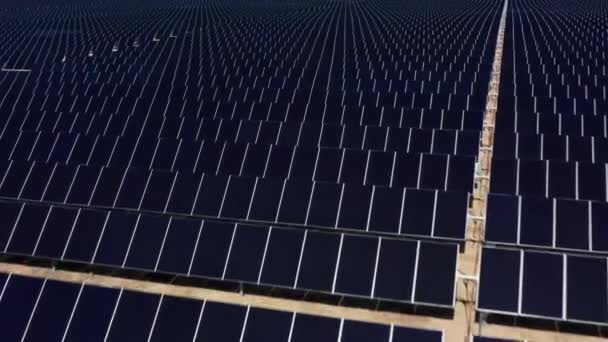 在为防止气候变化而开发的太阳能发电厂上空飞行的无人机 — 图库视频影像