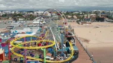 Covid-19 salgını ve evde karantina emri. 4K kapalı hız trenleri