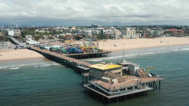 Vídeo cinematográfico do famoso e colorido Santa Monica Pier com o parque de diversões — Vídeo de Stock