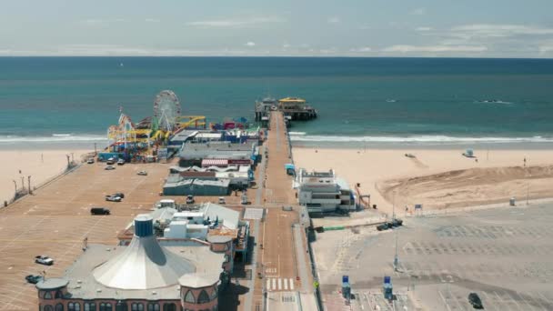 Playa de Santa Mónica sin gente durante la cuarentena COVID-19. Muelle vacío — Vídeo de stock