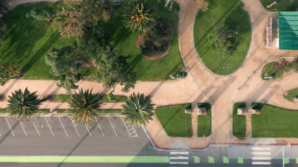 4К вид сверху на красивый зеленый пустой парк Палисадес в Санта-Монике, Лос-Анджелес — стоковое видео