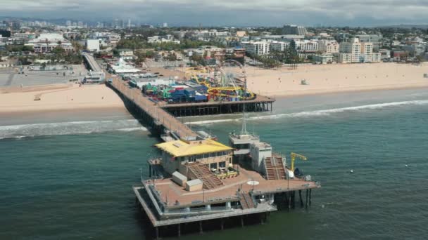 Vídeo cinematográfico de Santa Monica Pier no dia ensolarado, Los Angeles, EUA. Píer famoso — Vídeo de Stock