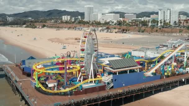 Drone 4K volando alrededor del parque de atracciones cerrado durante la cuarentena COVID-19 — Vídeo de stock