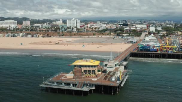 Veduta aerea della costa del molo di Santa Monica in una giornata di sole a Los Angeles, USA — Video Stock