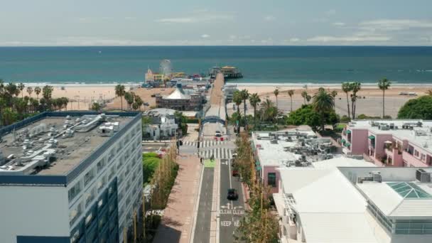 Ruas vazias da cidade de Santa Monica. Vista turística popular - cais mundialmente famoso — Vídeo de Stock