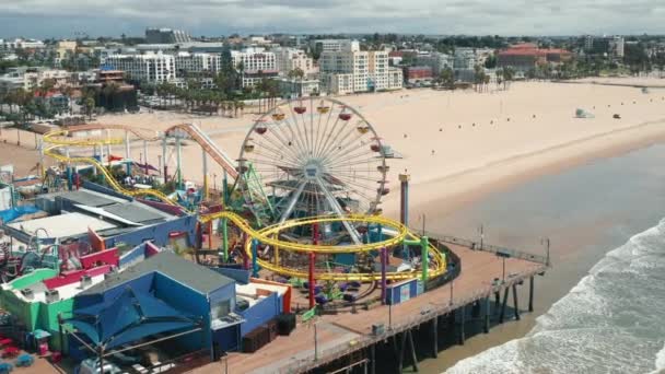 Gros plan Vue aérienne du parc d'aventure abandonné fermé en raison du verrouillage de COVID-19 — Video