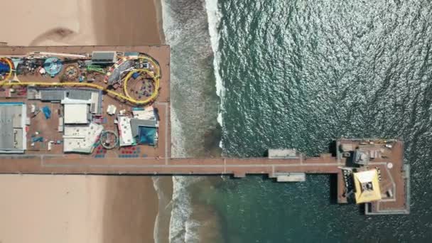 4K vue du haut vers le bas sur le parc d'aventure fermé pendant la pandémie COVID-19, rester à la maison — Video