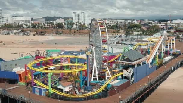 Kapalı lunapark trenlerinin etrafında 4K. Santa Monica, sahil ve rıhtım manzaralı. — Stok video