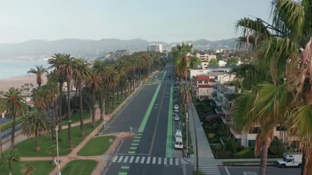 Parque y carretera de Santa Mónica sin personas durante el cierre del brote de COVID-19 — Vídeos de Stock
