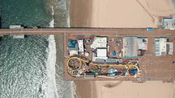 多彩的云霄飞车在码头上俯瞰大海的美景.4K头顶 — 图库视频影像