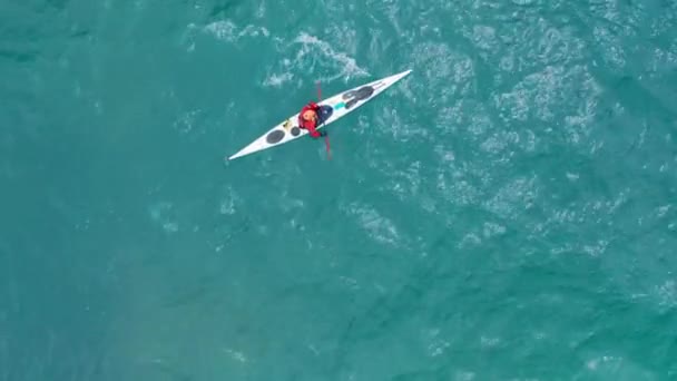 Flygbilder på människor i kajak, aktiva idrottsmän i natursköna öppna hav — Stockvideo
