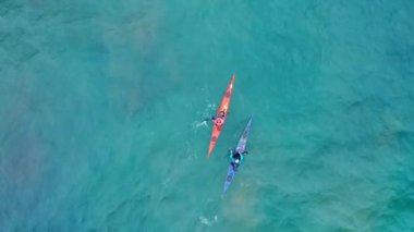 4K açık hava anteni. Şeffaf mavi okyanus sularında tepeden aşağı manzara.