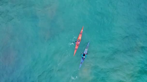 4K all'aperto aerea. Vista dall'alto verso il basso su acque limpide trasparenti blu oceano. — Video Stock