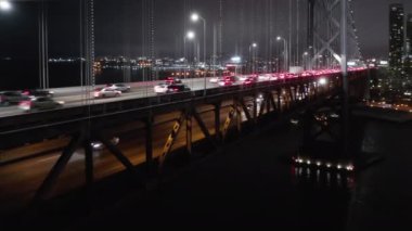 Geceleri iki katlı köprünün modern endüstriyel yapısını kapatın.