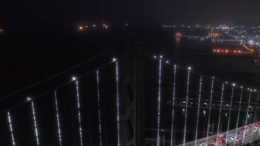 İHA, kırmızı navigasyon ışığıyla kulenin etrafında dönüyor, San Francisco, ABD 4K
