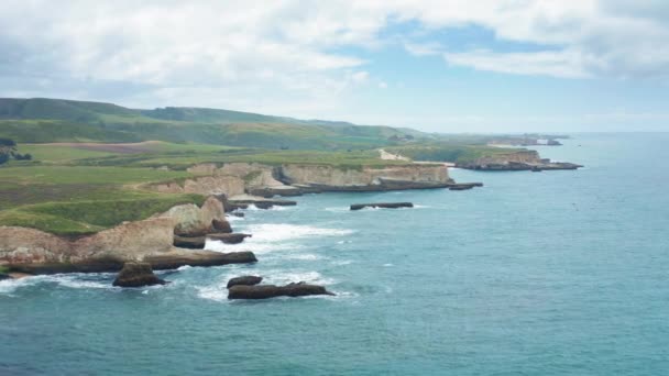 Natura costiera panoramica nelle giornate nuvolose. Destinazione di viaggio nella bellissima West Coast — Video Stock