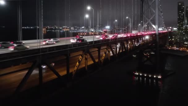 Close-up antenne van de moderne industriële bouw van twee verdiepingen brug 's nachts — Stockvideo