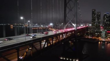 4K hava sahnesi. İki katlı kablo köprüsündeki trafiğin destansı görüntüsü.