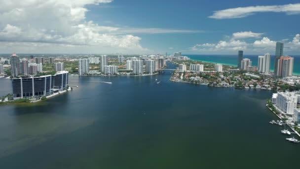 Mieszkaniowe apartamenty nad oceanem z pięknym widokiem na Atlantyk, Miami, USA — Wideo stockowe