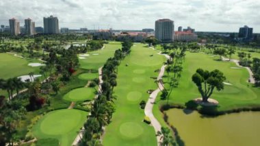 Miami şehrinin ideal yeşil golf sahasıyla gökyüzü manzaralı 4K sinemasal havası
