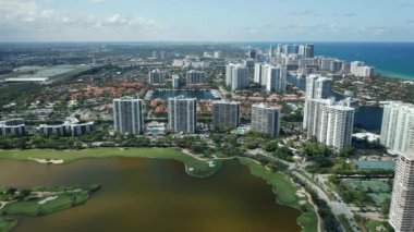 Rahatlatıcı tatil konsepti videosu. Florida, ABD. Miami banliyösünde hava manzarası