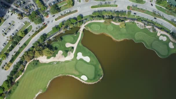 Житловий район Престиж з приватним озером, зелене поле для гольфу 4K — стокове відео