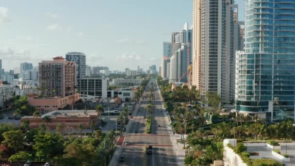 Trono ereto épico disparado da Collins Avenue com os edifícios modernos à beira-mar — Vídeo de Stock