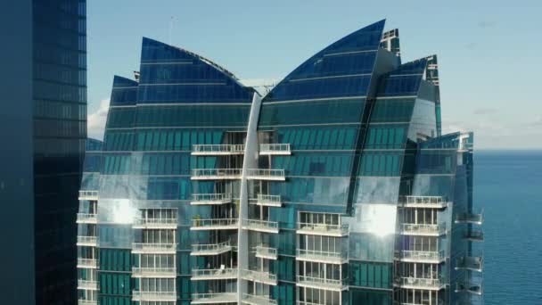 Techo de cristal de diseño moderno en forma de ala en el edificio frente al mar con vista al mar — Vídeo de stock