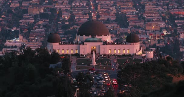 Los Angeles orizont la apus de soare roz. Oameni care se bucură de priveliștea orașului din punct de vedere — Videoclip de stoc