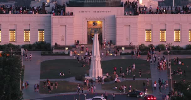 Az emberek élvezik a város kilátás naplementekor a népszerű turisztikai mérföldkő LA — Stock videók