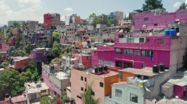 İnsansız hava aracı Mexico City 'deki renkli gecekondu bölgesinde uçuyor. 4K hava durumu
