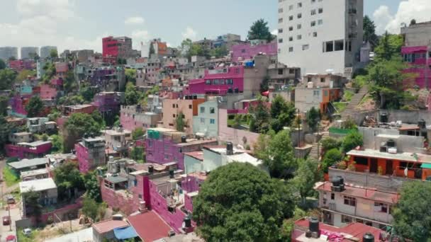 Drone volando sobre el vibrante barrio de los barrios marginales. favelas rosas aéreas 4K en México — Vídeo de stock