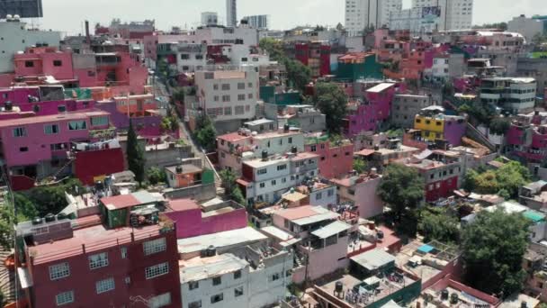 4K antenni yli värikäs vaaleanpunainen favelas Meksikossa. Slum piirin drone panoraama — kuvapankkivideo
