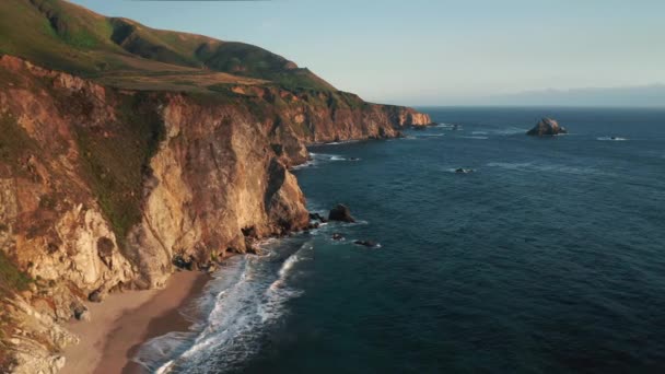 Západ slunce nad divokou pláží na pobřeží Kalifornie, cestování USA. Scénický pohled na Big Sur — Stock video