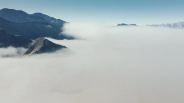 Ölüm vadisi çölü üzerinde uçan güzel hava bulutlarıyla kaplı.