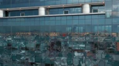 Renkli Meksiko şehri modern gökdelenlerin cam camlarına yansıyor. 4K