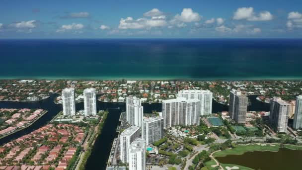Miami Beach, Florida USA. Vackra byggnader vid Miamis strandpromenad med utsikt, 4K — Stockvideo
