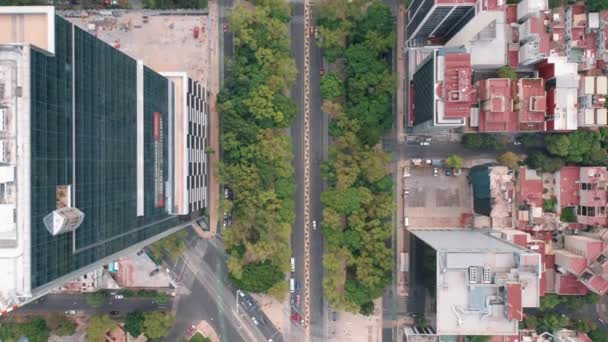 4K εναέρια ταξίδια. Κινηματογραφική άποψη πάνω προς τα κάτω σε κόκκινες στέγες στην πόλη του Μεξικού — Αρχείο Βίντεο