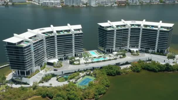 Arquitetura moderna com piscina e campo de ténis. 4K aérea cinematográfica Miami Beach — Vídeo de Stock