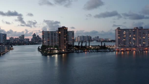 Skyskrapor reflekteras i gröna Atlanten. Naturskönt stadslandskap, 4K — Stockvideo