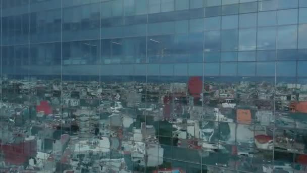 Città del Messico colorato si riflette nelle finestre di vetro del grattacielo moderno. 4K — Video Stock