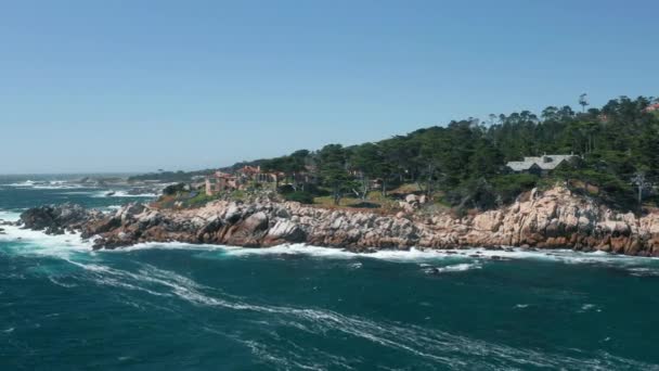 Prive-woningen aan zee met uitzicht op de Pacifische kust op 17 mijl rijden, Californië — Stockvideo