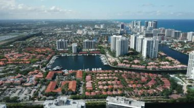 Miami 'nin güzel şehir manzarası. Atlantik manzaralı okyanus manzaralı binalar