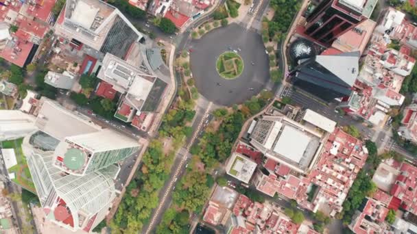 Vista cinemática de arriba hacia abajo de la plaza central en la moderna zona verde de la ciudad de México. — Vídeo de stock