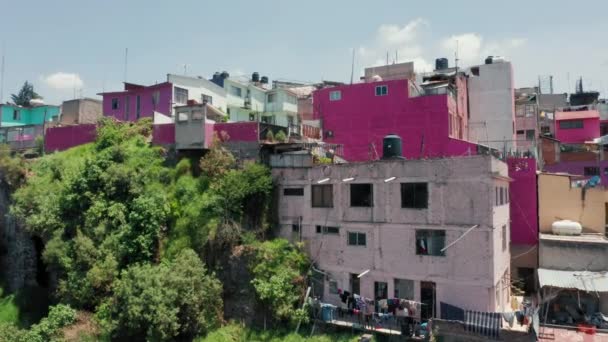 Rosa låginkomsthus i Mexikos förort. Mexiko stad på bakgrunden, 4K — Stockvideo