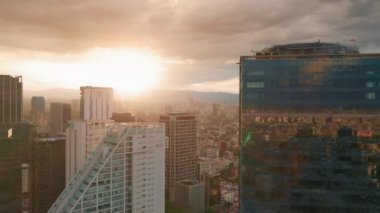 Mexico City 4K 'nin modern iş bölgesi üzerinde sinematik altın gün batımı manzarası