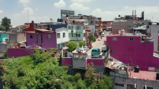 멕시코의 도시 여행목적지. 멕시코 교외에 있는 핑크 저소득 빈민가 건물 — 비디오