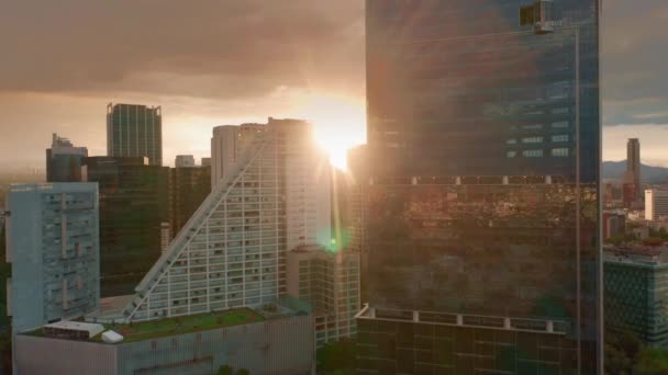 Vista cinematográfica de la luz del atardecer y nubes doradas sobre el moderno distrito de México — Vídeos de Stock