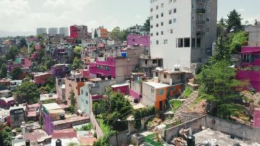 Yeşil yamaçta pembe gecekondu mahalleleri olan ünlü Mexico şehri, 4K